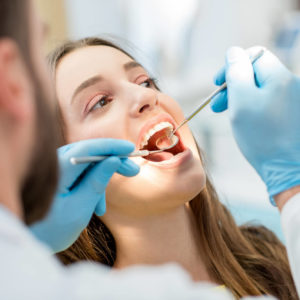 Vrouw wordt behandelt door de tandarts en wordt voorbereid op een wortelkanaalbehandeling